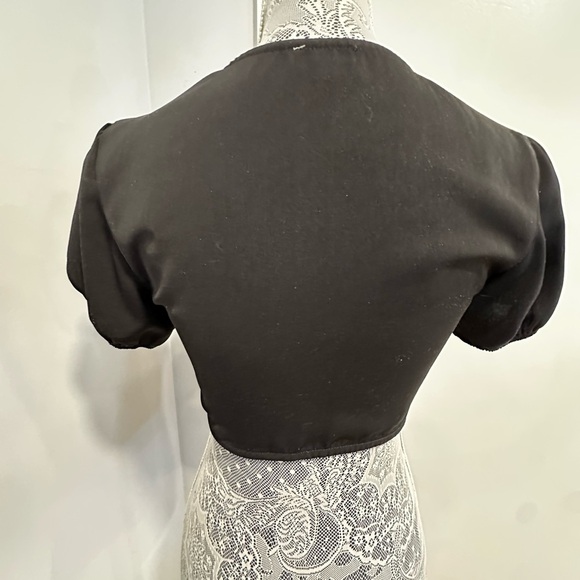 Women’s Charlie Crop Top in Black. Superdown Small. Metal Hook & Eye Puff Sleeve - Picture 4 of 15